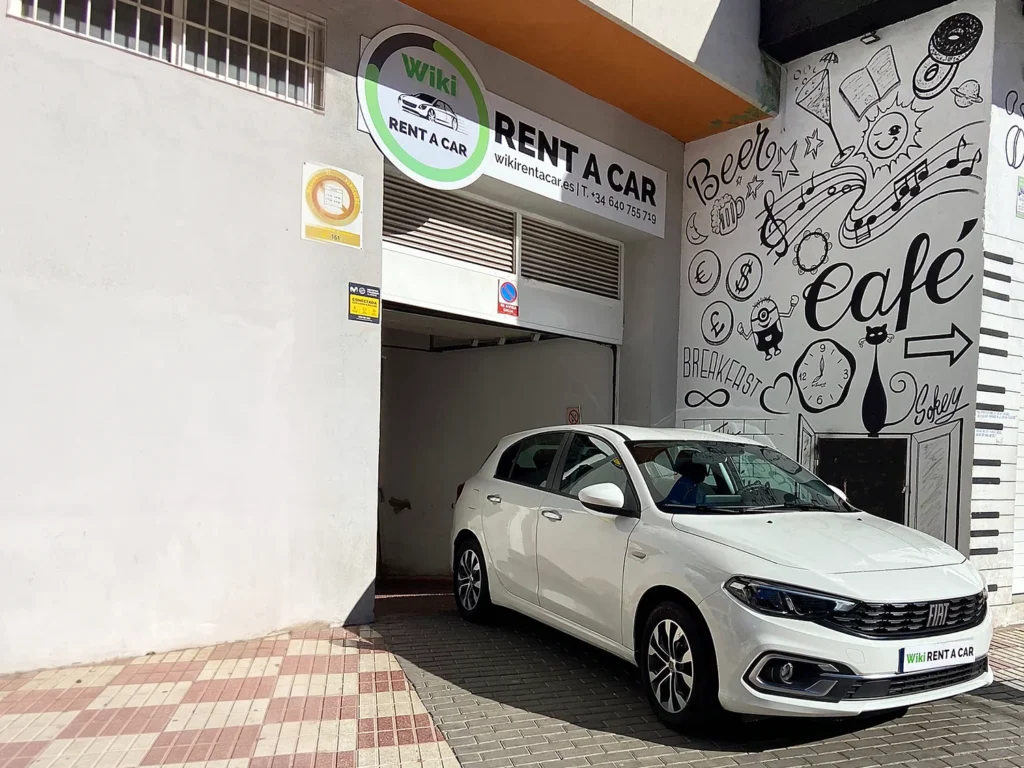 Oficina de Wiki Rent A Car en Marbella con un Fiat Tipo de alquiler
